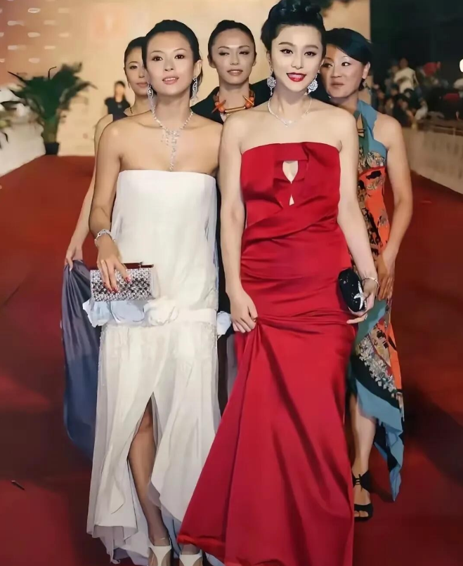 章子怡原来挺好看的，怎么和旁边这一位女演员合影同框，瞬间被完秒了。她一身红色的礼