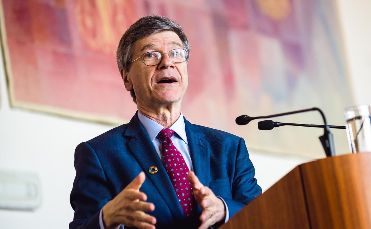 为什么美国现在死咬中国不放?美国经济学家说过一句大实话:中国不是敌人,而是中国走