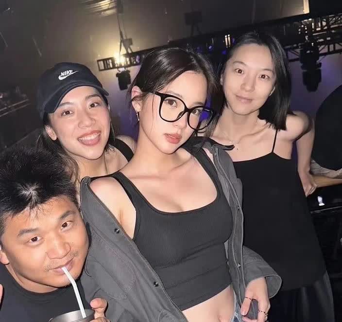 欧阳娜娜夜店氛围照好身材都突出来了