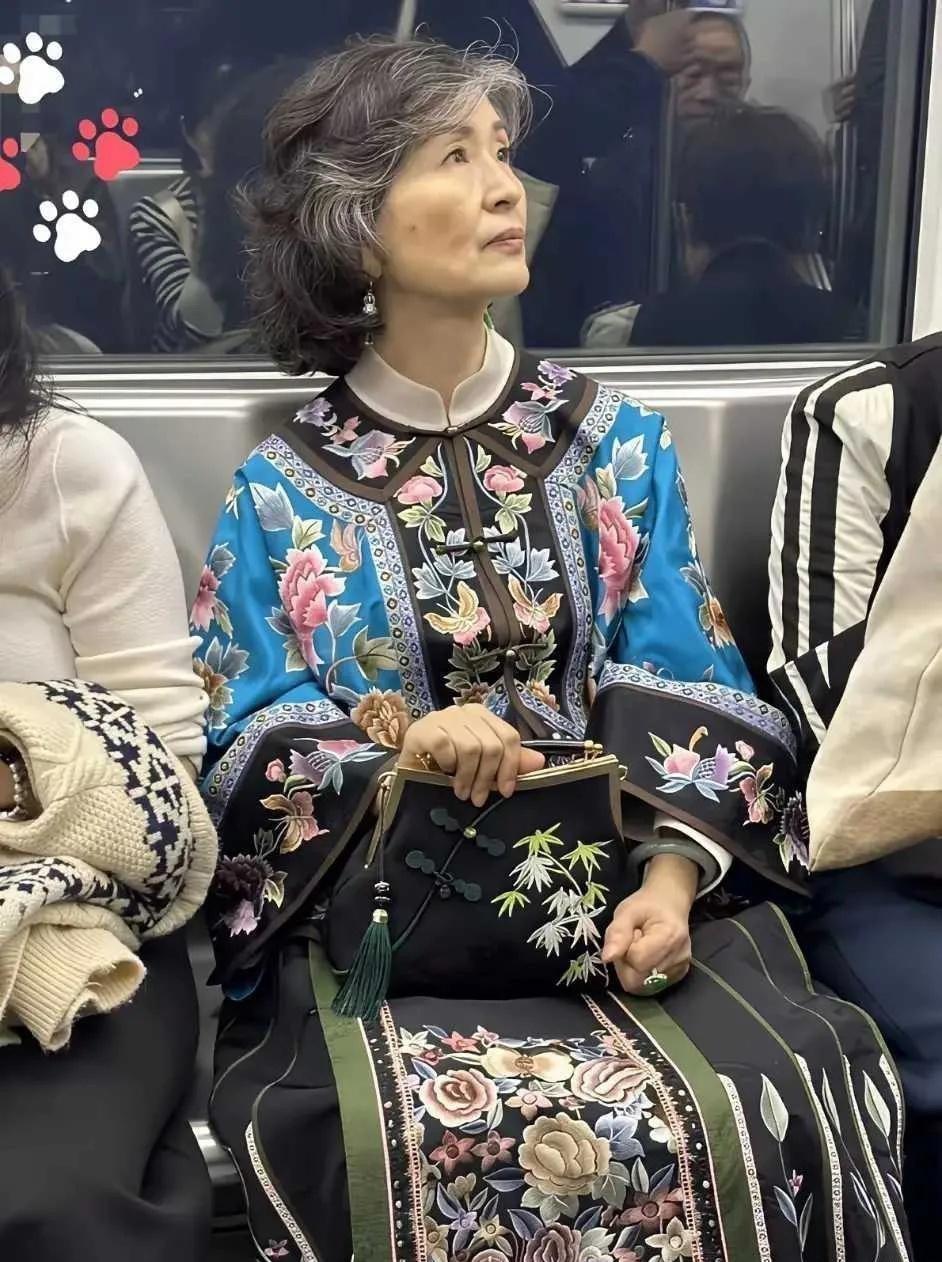 惊艳！简直美轮美奂。老祖宗那时候应该是这种穿搭，古典高雅，难以言说的美。中式减