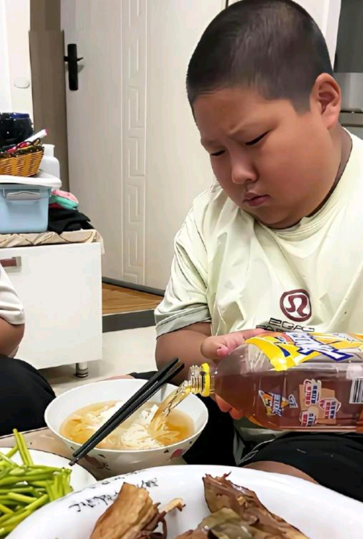 侄子天天这样喝饮料，老了以后会怎样?有没有知道的?