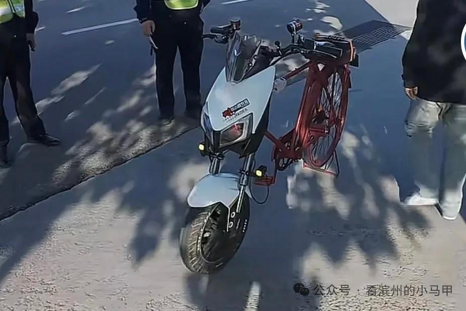 滨州10后上街整活儿了，“造车”山东滨州一名10后小伙用电动车前半部分和自行