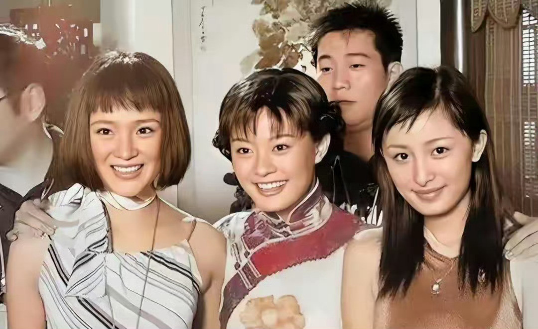 2004年，孙俪和杨幂片场合照，那年21岁，穿着旗袍太美了