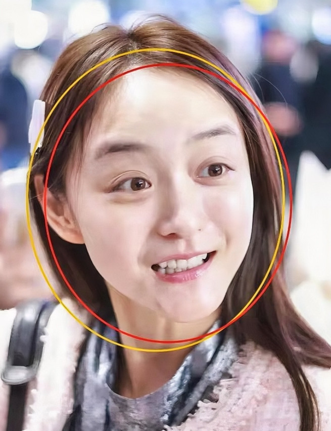 何泓姗不火是有缘由的。并非因为她拒拍吻戏，也不是由于她容颜不老，而是她太过