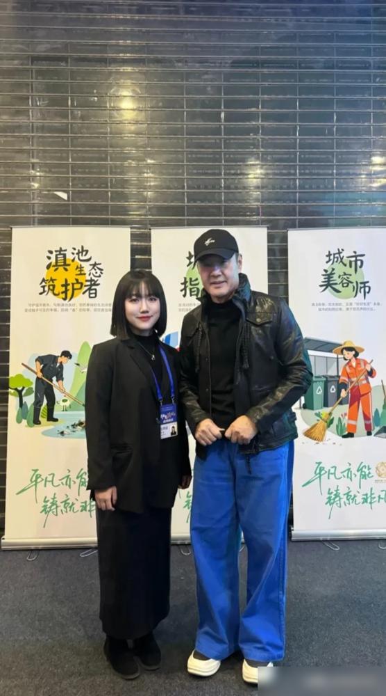 68岁的男人早该拄拐遛鸟了，他却穿着黑皮衣踩着厚底鞋，在昆明街头挺直了脊梁骨，硬