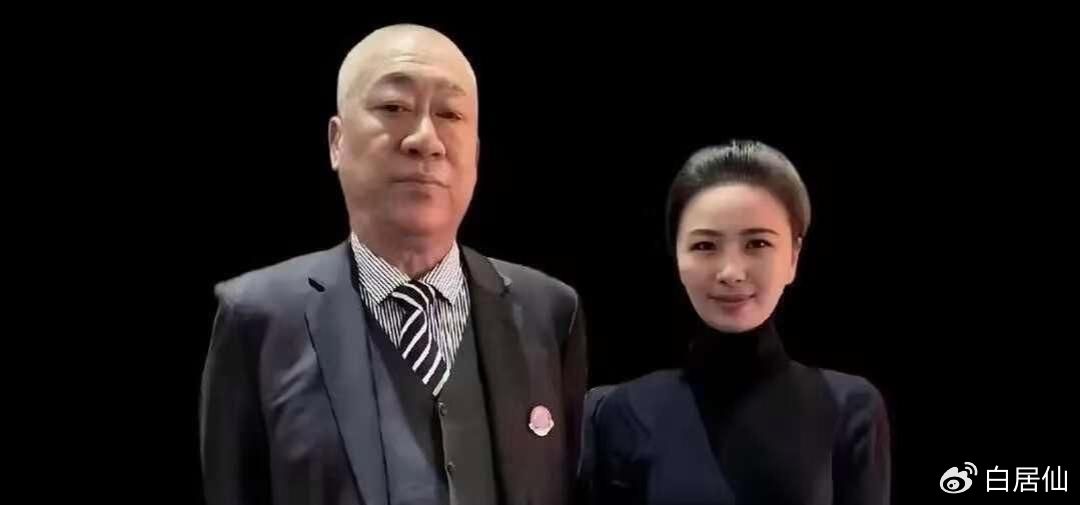 来自河南新乡的崔培军,在网上呈现出一副颇为大方的老板形象,那些发红包以及送福