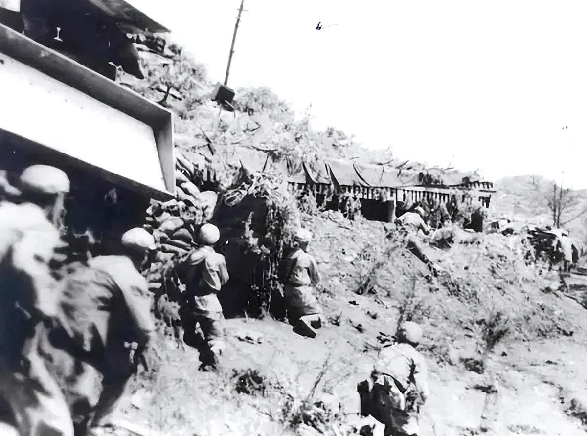 志愿军发现帐篷熟睡的美军，正要击毙时，排长却赶紧制止：别开枪那是1951年