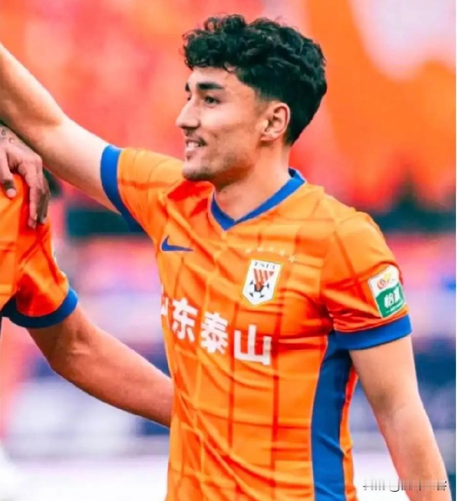 阿卜杜肉苏力自宣离开泰山下一站极有可能是河南队，如果属实新赛季中原军团在后腰可以