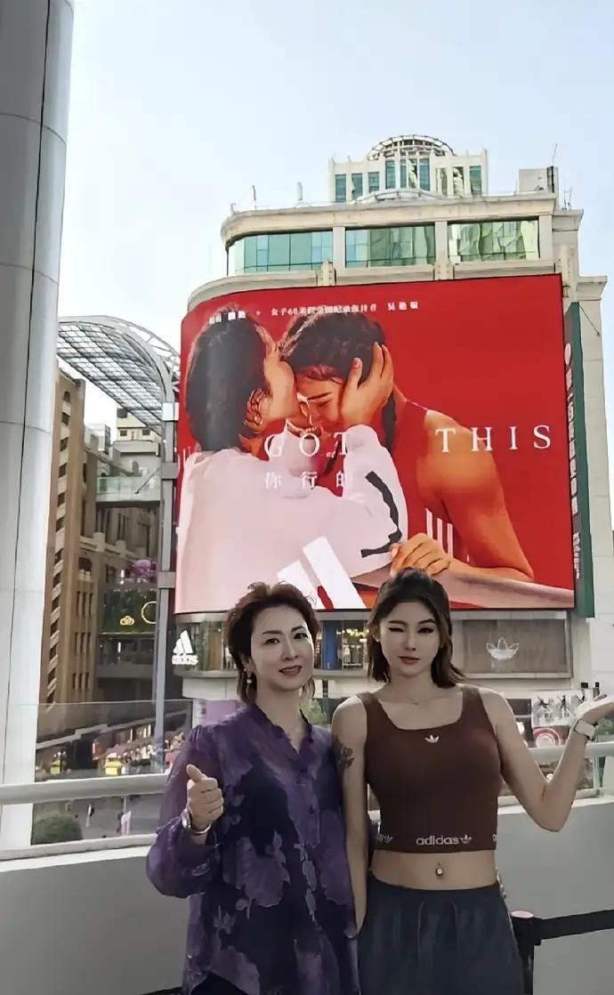 难怪吴艳妮这么漂亮，她妈妈就是妥妥大美女啊。