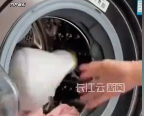 想不到！河南郑州，60岁的王大爷平时图方便，把袜子和内裤一起扔进洗衣机混洗。没成