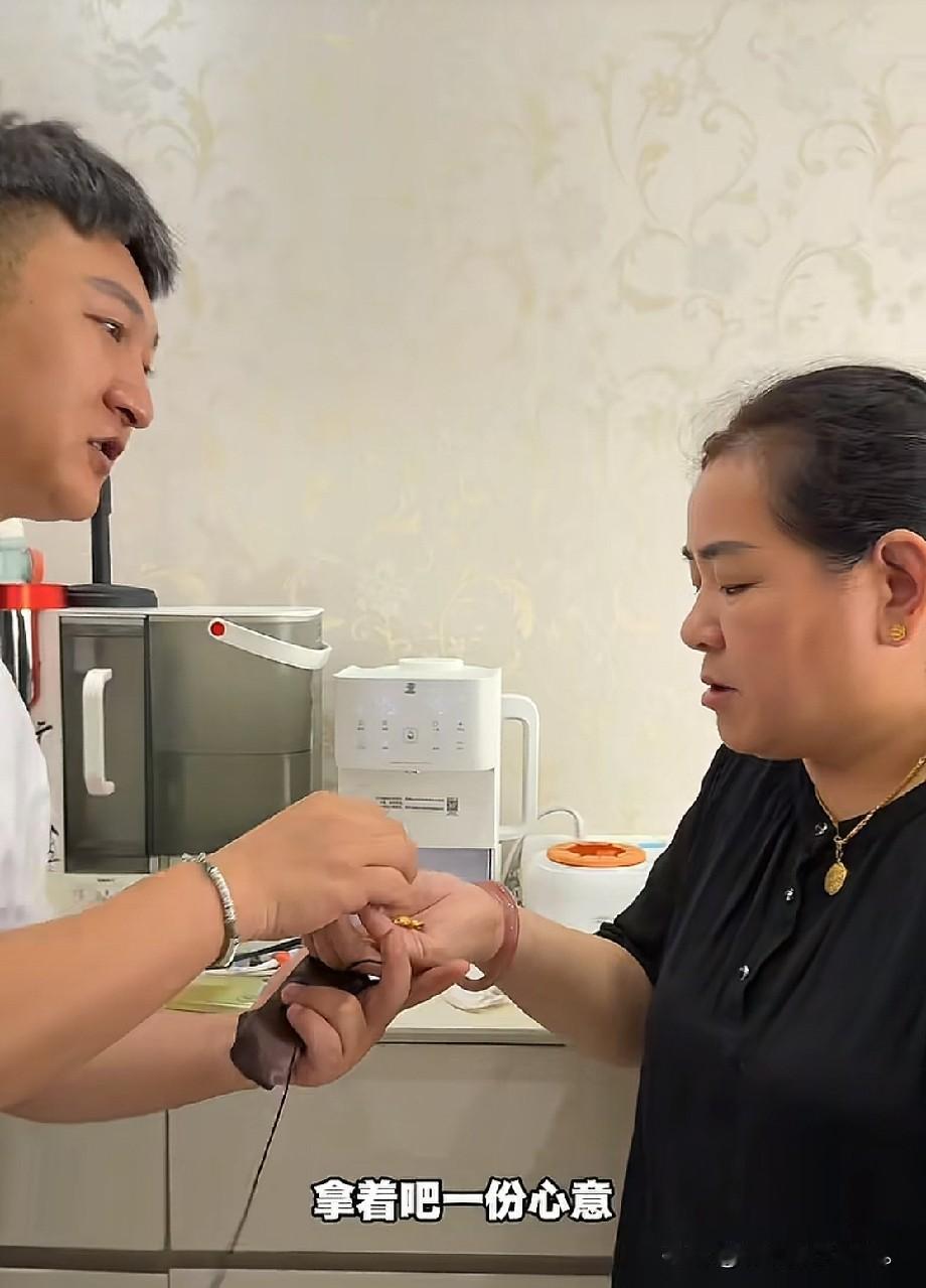小故事！这天二子来到小喵家，掏出一条提前备好的金项链。二子打算把它