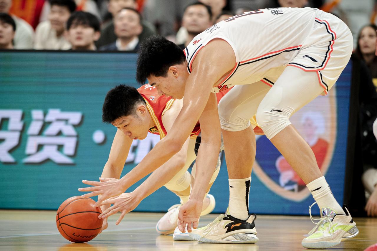 CBA最强锋线强势爆发！并为球队砍下了32分5篮板2助攻的超神战绩。就在上场遭遇