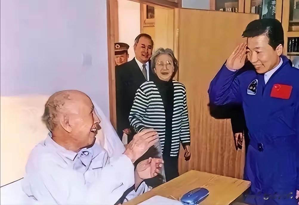 2008年冬，钱学森正在读报纸。突然，他对前来探望自己的儿子钱永刚说：“我想在这