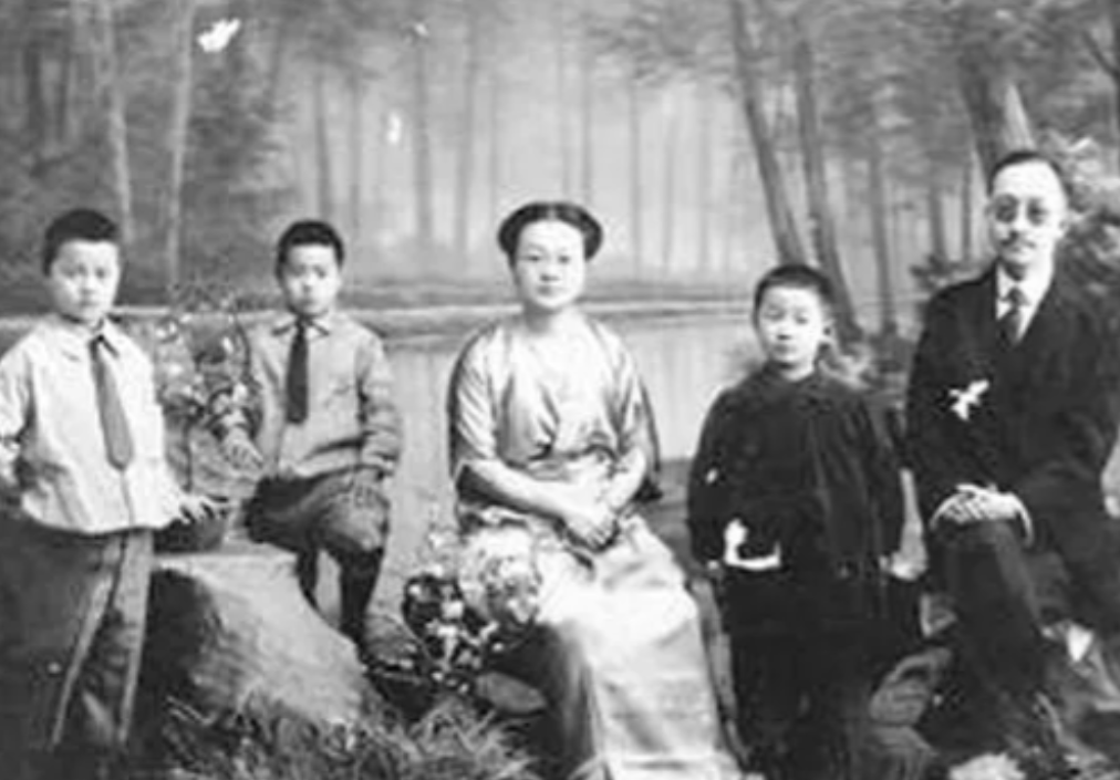 1924年，44岁的章士钊再次偷偷爱上一个歌女，后高调同居。妻子吴弱男知道后，带