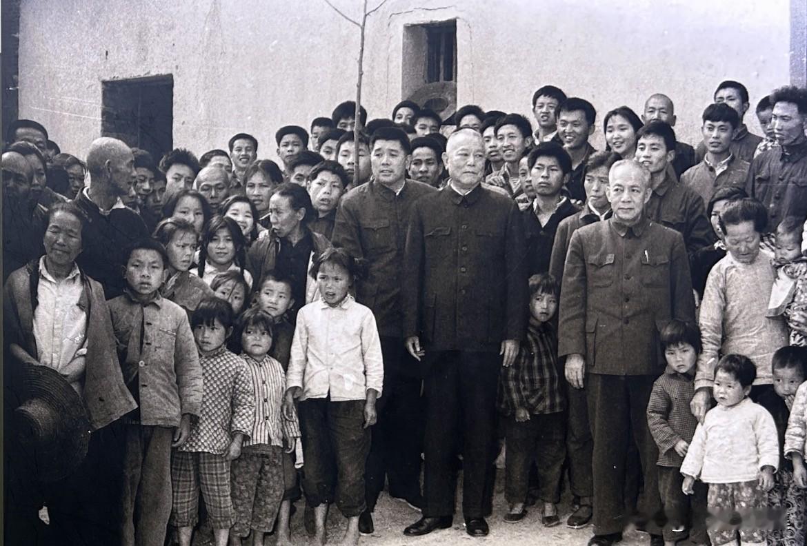 1979年5月，时任中共中央副主席、国务院副总理、中央军委常委的李先念第四次回到