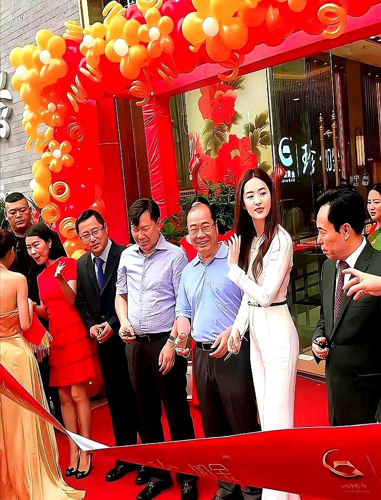 你之前是不是也以为刘亦菲不到165？她真实身高实打实170。你看她穿平底鞋跟