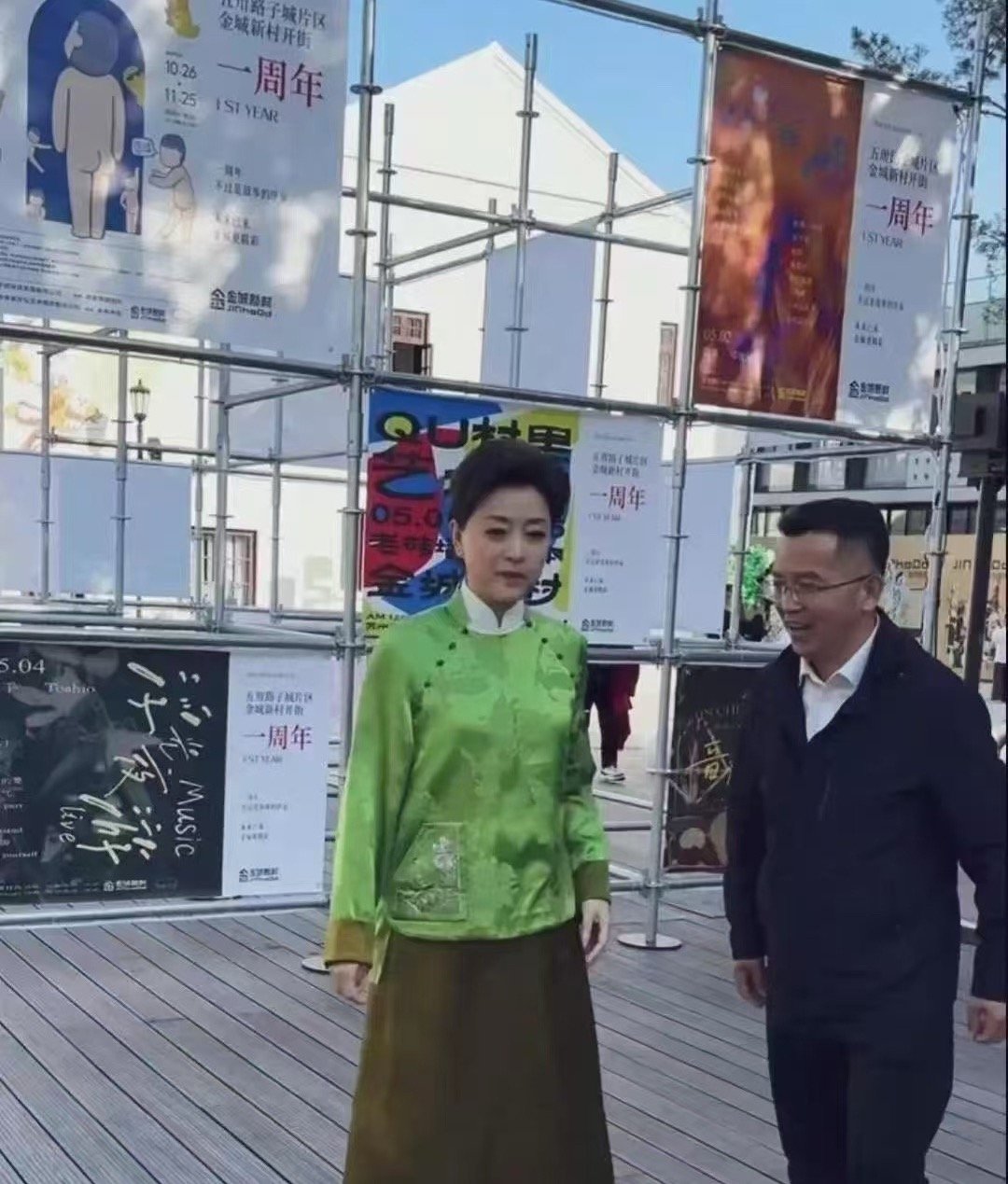 56岁杨澜现身苏州街头，那状态老吓人了。穿着一身贼挺括的中式丝绸套装，蹬着细高跟