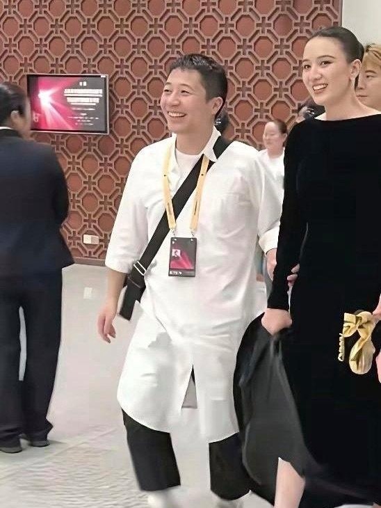 宋佳的老公个子不高，但很有才华，是一位杰出青年导演，他不靠身高颜值征服宋佳，虽然