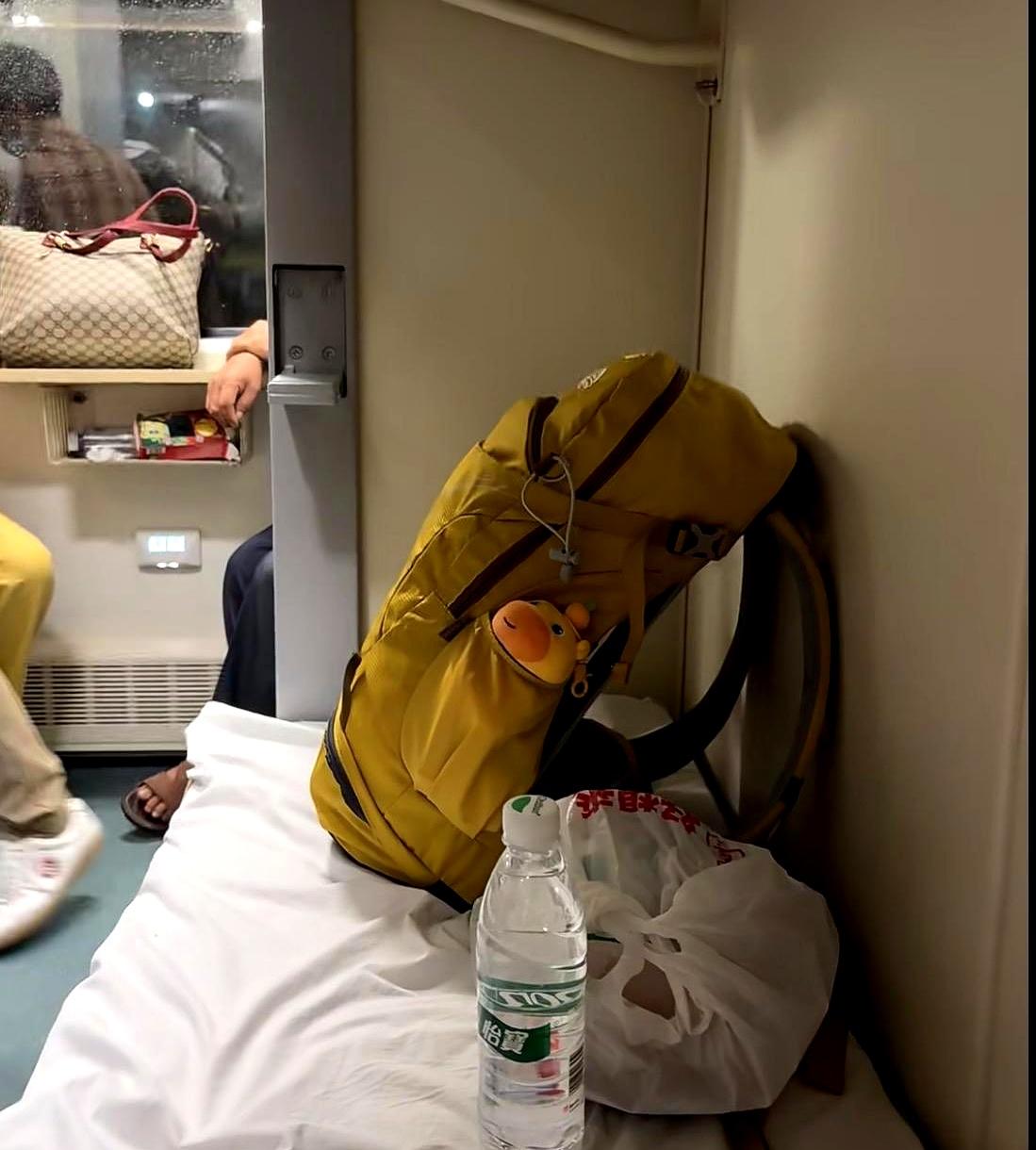 你敢信吗，在摇摇晃晃的火车上铺，一晚上连滚带爬往厕所冲了整整10次，那种随时可能
