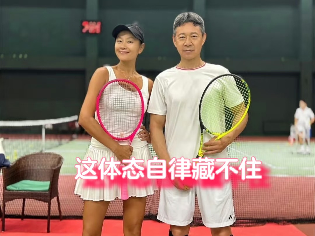 70岁张丰毅和55岁瞿颖同框，看完深受触动刷到张丰毅和瞿颖网球场偶遇的合照，实在让人感慨。70岁的张