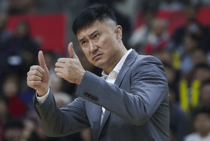 杜锋续约留队！近期，有消息称杜锋将离开广东男篮！而广东男篮主教练则在当天分享球