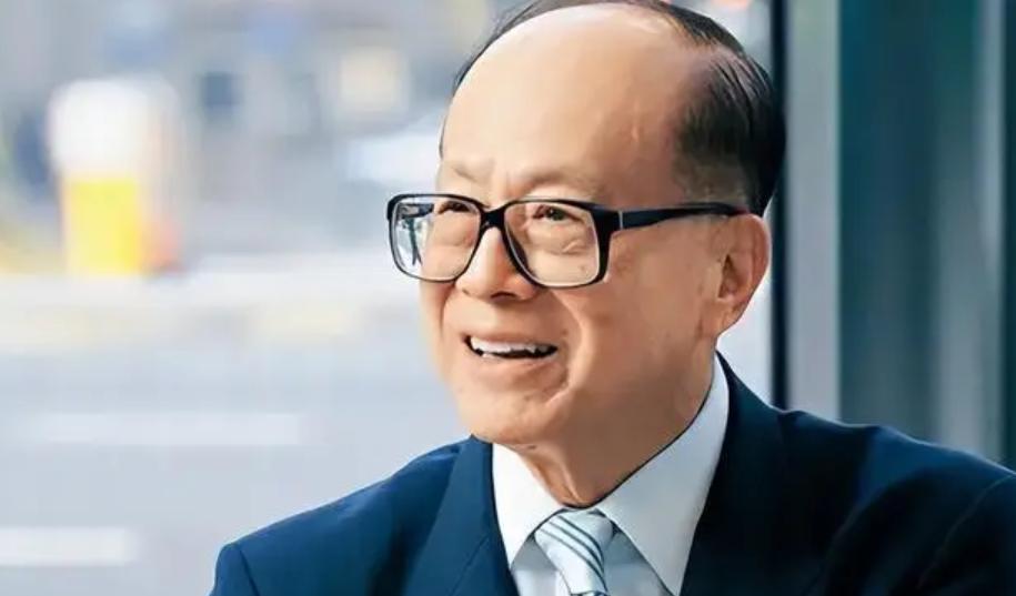 92岁李嘉诚再出大手笔！455亿彻底套现，老江湖眼光太通透活了大半辈子，看遍商