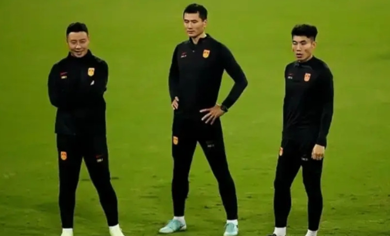 不懂就问！都在中国国家队中方教练组成员，为什么邵佳一和陈涛镀完金之后能执教中超联