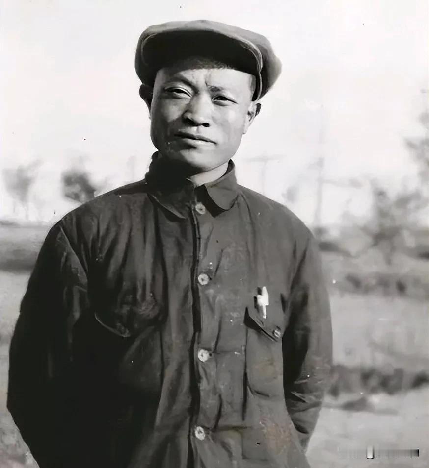 冯文彬，出生于1911年，浙江诸暨人。1927年入团，次年转党，1929年参