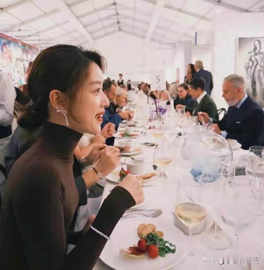 章泽天英国赴宴富人圈，穿搭与身材引热议章泽天现身英国Friezeart艺术