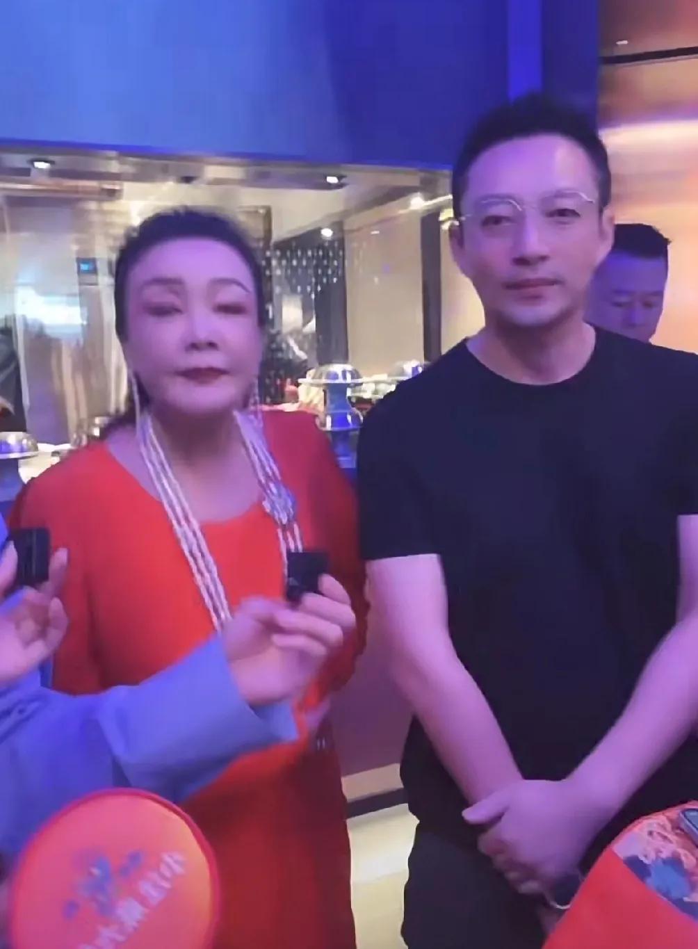 张兰糊涂呀！汪小菲的第一任，见三次面，两个月就结婚，后来跟前媳妇闹得像个仇人，还