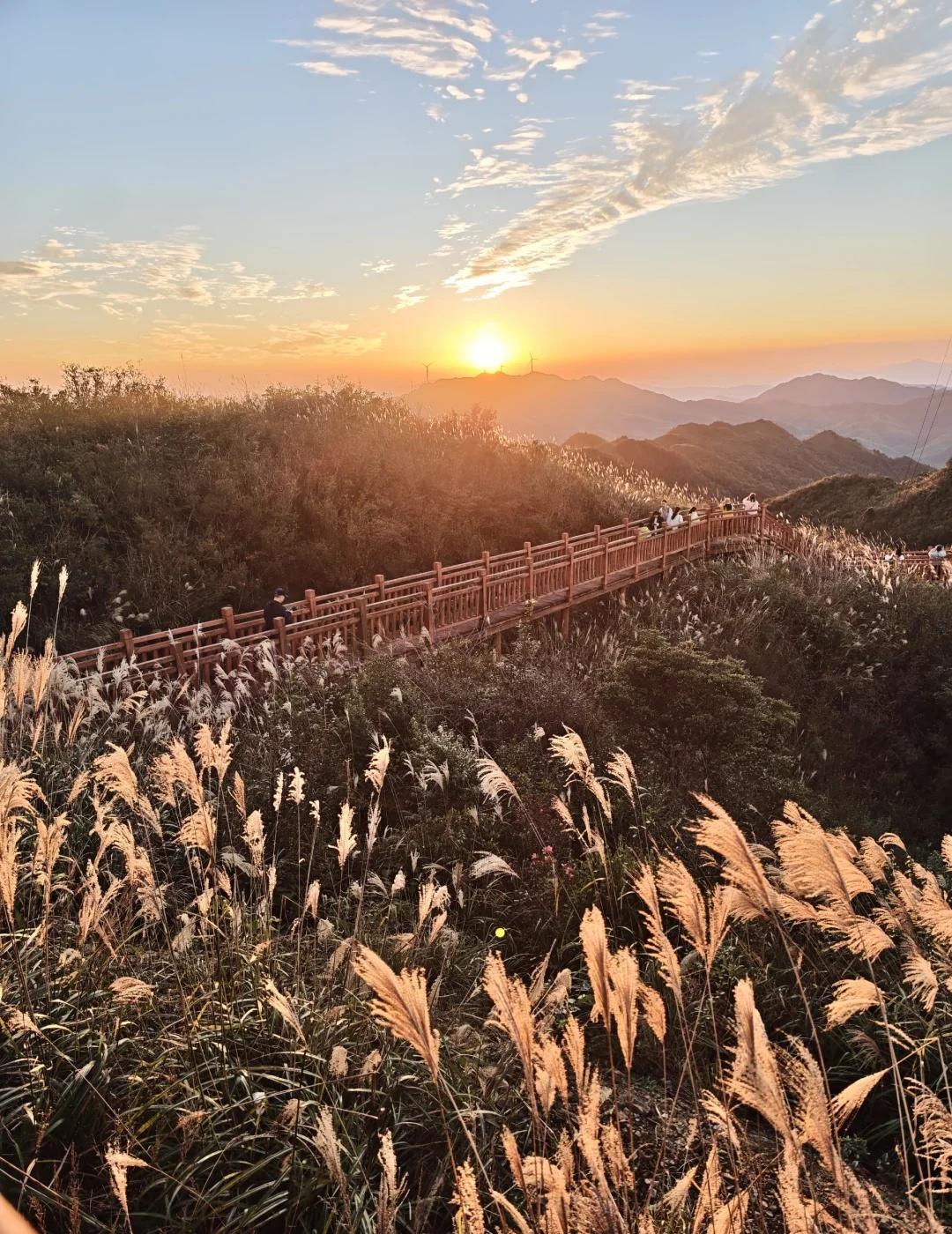 错过了红尖山的云海日落，还可以追上红尖山的云海日落啊！这也算是一场难得一遇的视觉