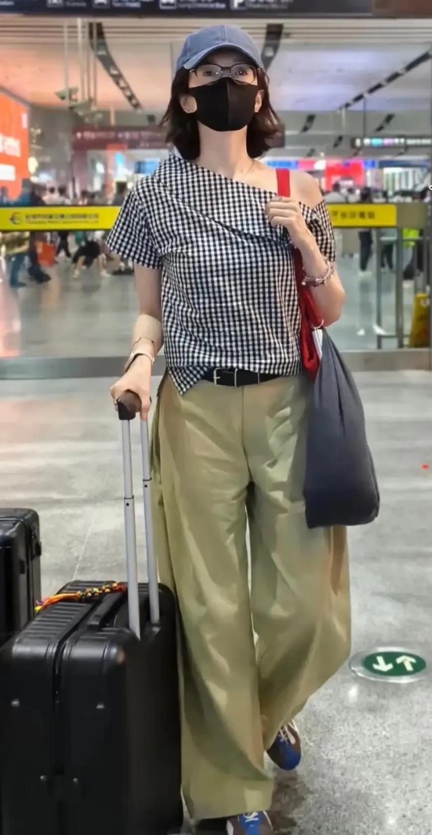 看多了华丽红毯，还是偏爱江疏影这种日常私服。带小设计的格纹衫，搭配阔腿长裤，舒