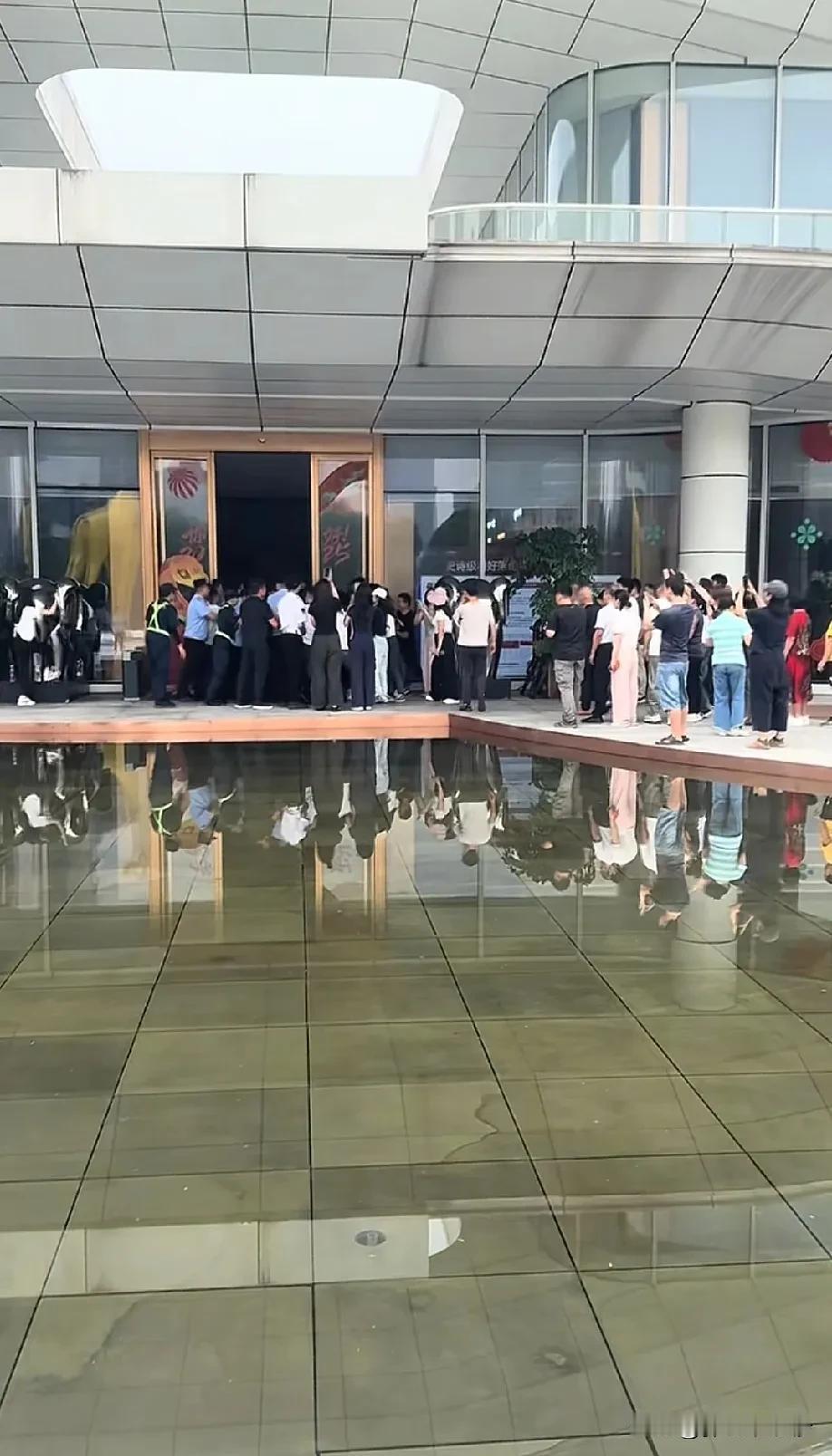 最近长沙有几个楼盘大降价，前面高价买的破防了，在长沙如果是普通人买刚需房真得把握