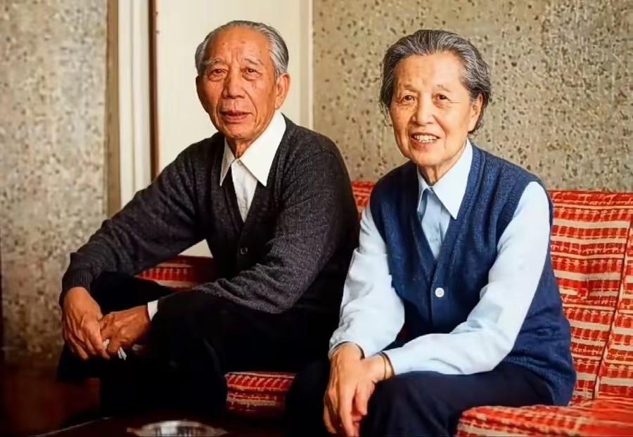 1937年，王震到师部开会，与贺龙身后的女同志握手时，周围突然发出一阵掌声，王震