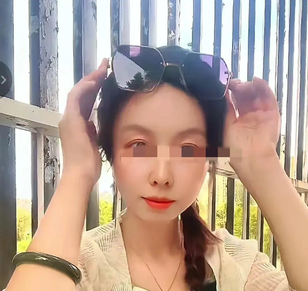 田静今天可得瑟了，就她自己发的这个视频，感觉越发的洋气起来了，戴着个墨镜扎着个小