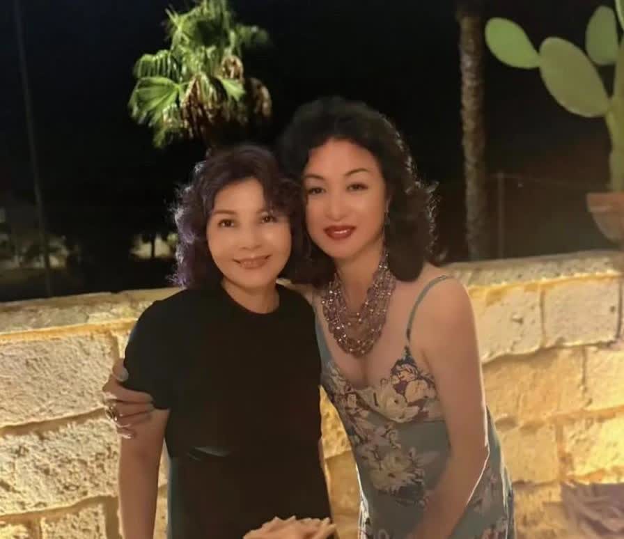 金星在法国巴黎庆祝58岁生日，她穿着一条吊带花裙子，留着卷发，化着精致的大浓妆