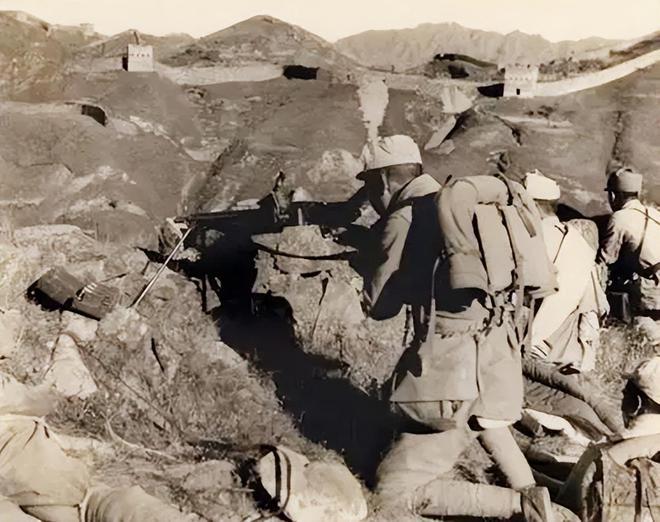 1942年，神枪手王凤麟遭叛徒出卖，被日军围在山上，打到只剩一颗子弹时，他犹豫了