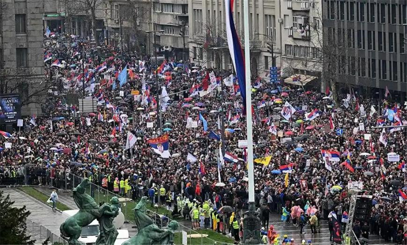 塞尔维亚首都热闹翻了！10万人浩浩荡荡涌上街头，高喊着“总统下台”。武契奇这老哥