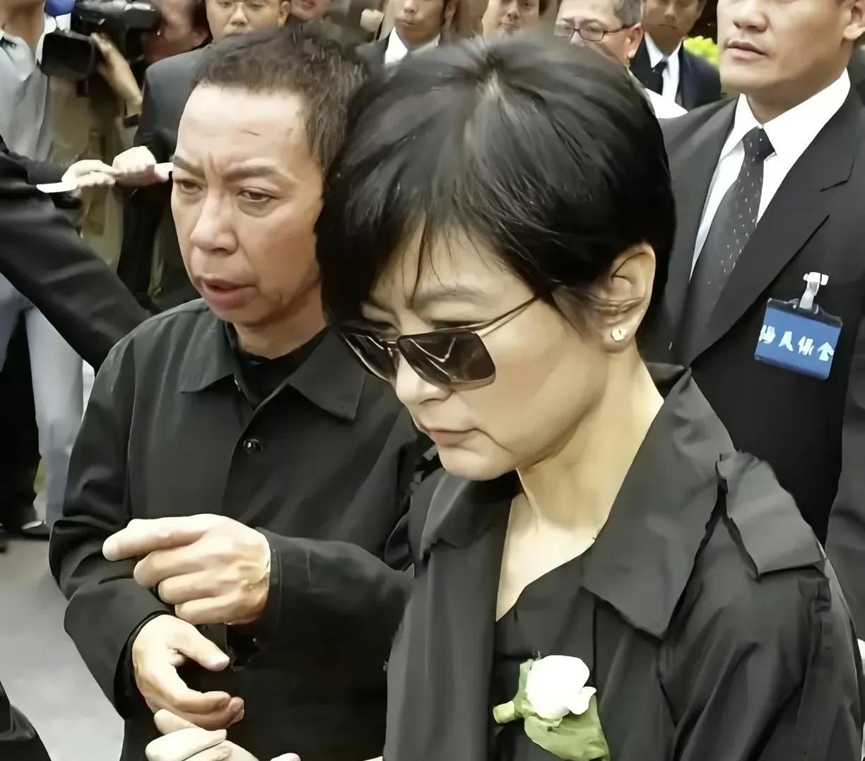 这是林青霞和丈夫邢李原曾经一起参加葬礼时的珍贵留影。看得出夫妇二人都是内心良善的