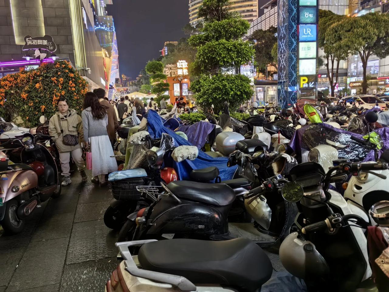 南宁城区，电动摩托车让人望而生畏，它们不仅在大街的非机动车道上川流不息，呼啸而过