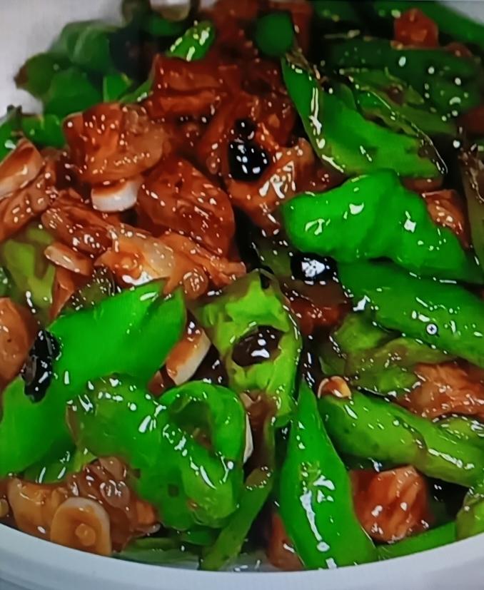 睡眠不好真的太痛苦啦！不过别愁，多吃这八种菜能帮大忙。像黄瓜鸡蛋炒口蘑，清爽可口