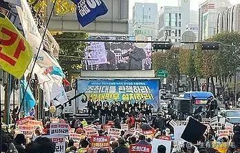2月14日，韩国首尔市中心多地接连举行集会，现场出现针对前总统尹锡悦审判的激烈对