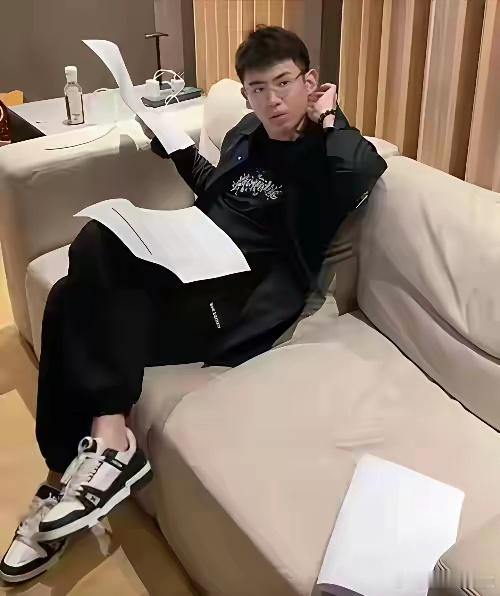 在直播间里，一眼断文物真假的听泉鉴宝，你刷到过吗？我有刷到过，刚开始觉得挺神奇的