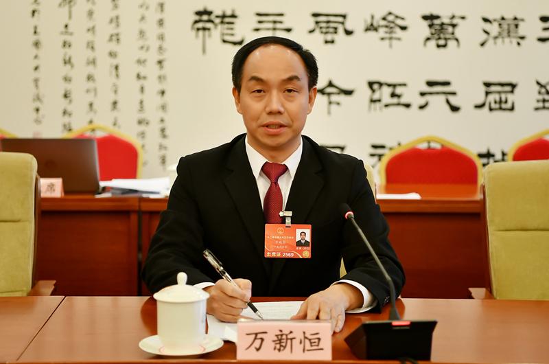 万新恒被查，似乎印证了8年前那次意外调整的“不寻常”之处。2018年10月，