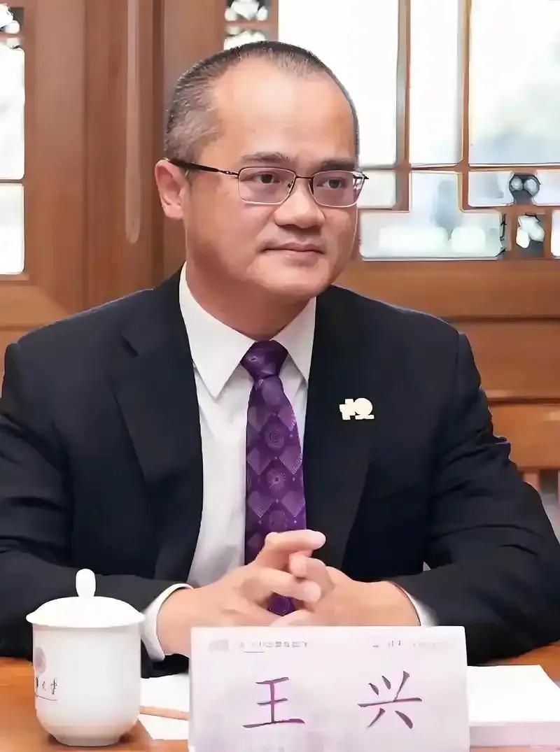 王兴低头认错了，一股不卖也救不了美团2021年，美团股价站上460港元，巅峰