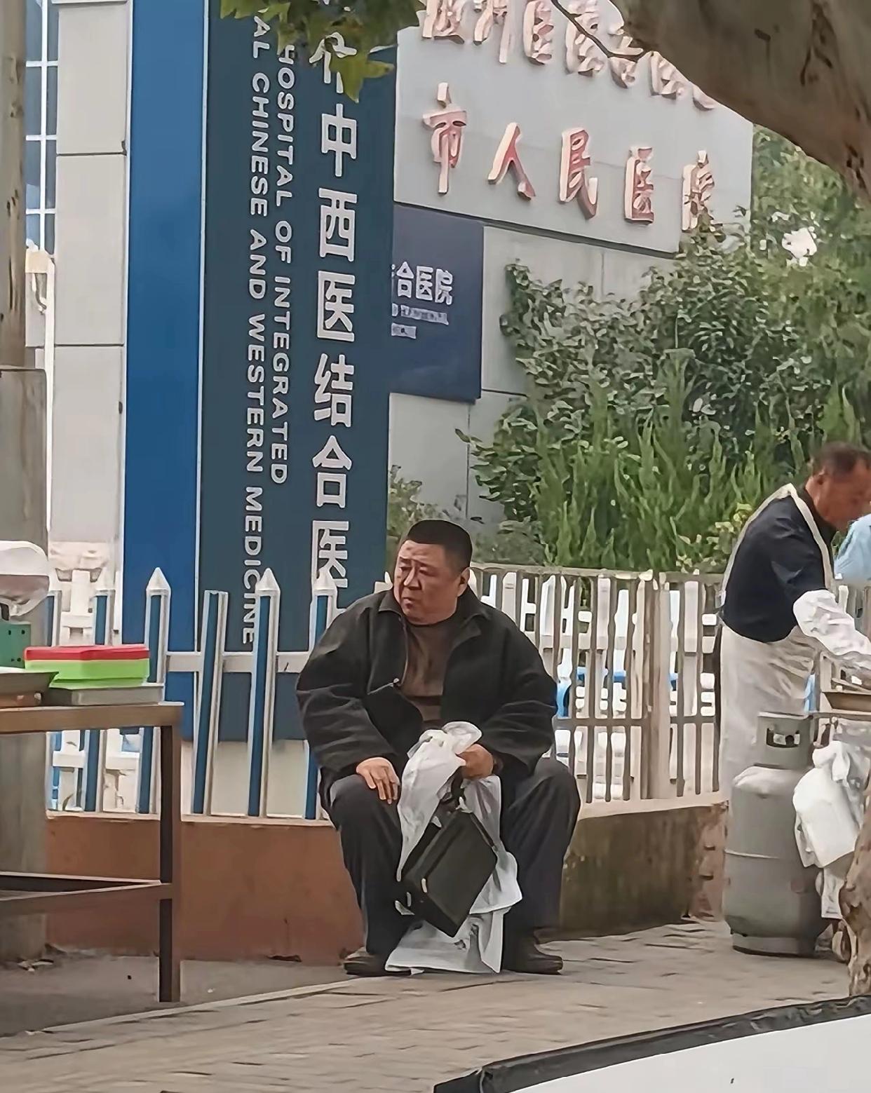 网友街边偶遇狄大人，狄大人衣着朴素，身边连随从也没带，应该是在微服私访。他一个人