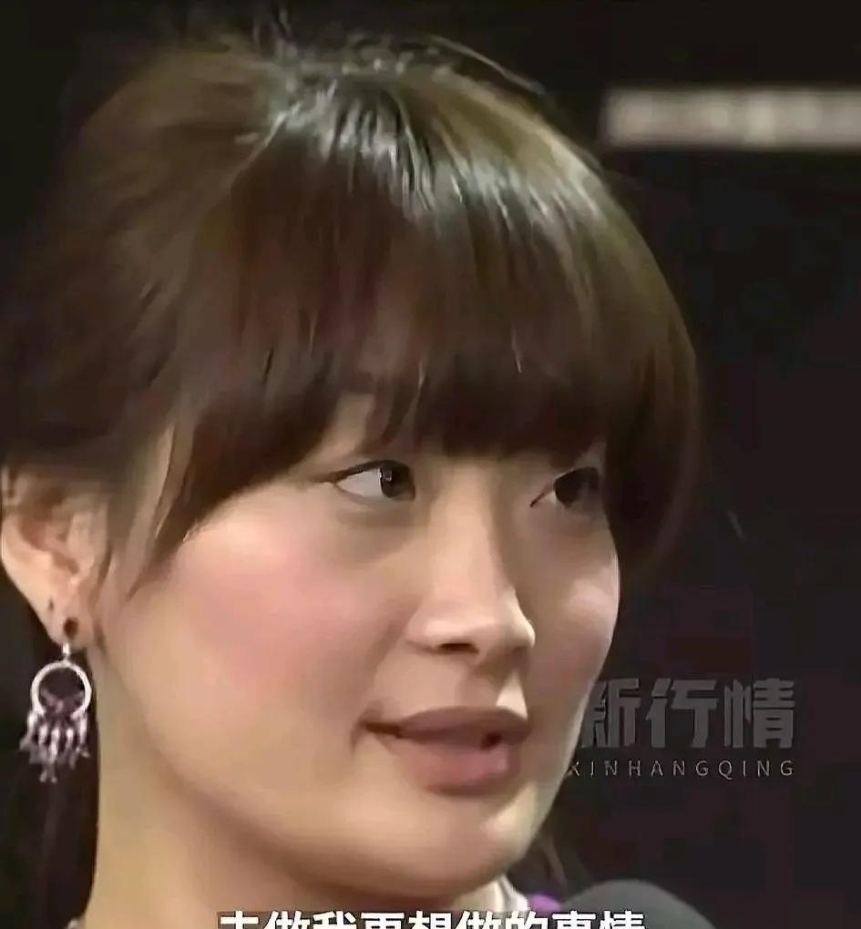 发现宗馥莉和卡戴珊妈妈戴得是同款耳环啊！只不过大小姐的是红宝石，卡戴珊妈的是白钻