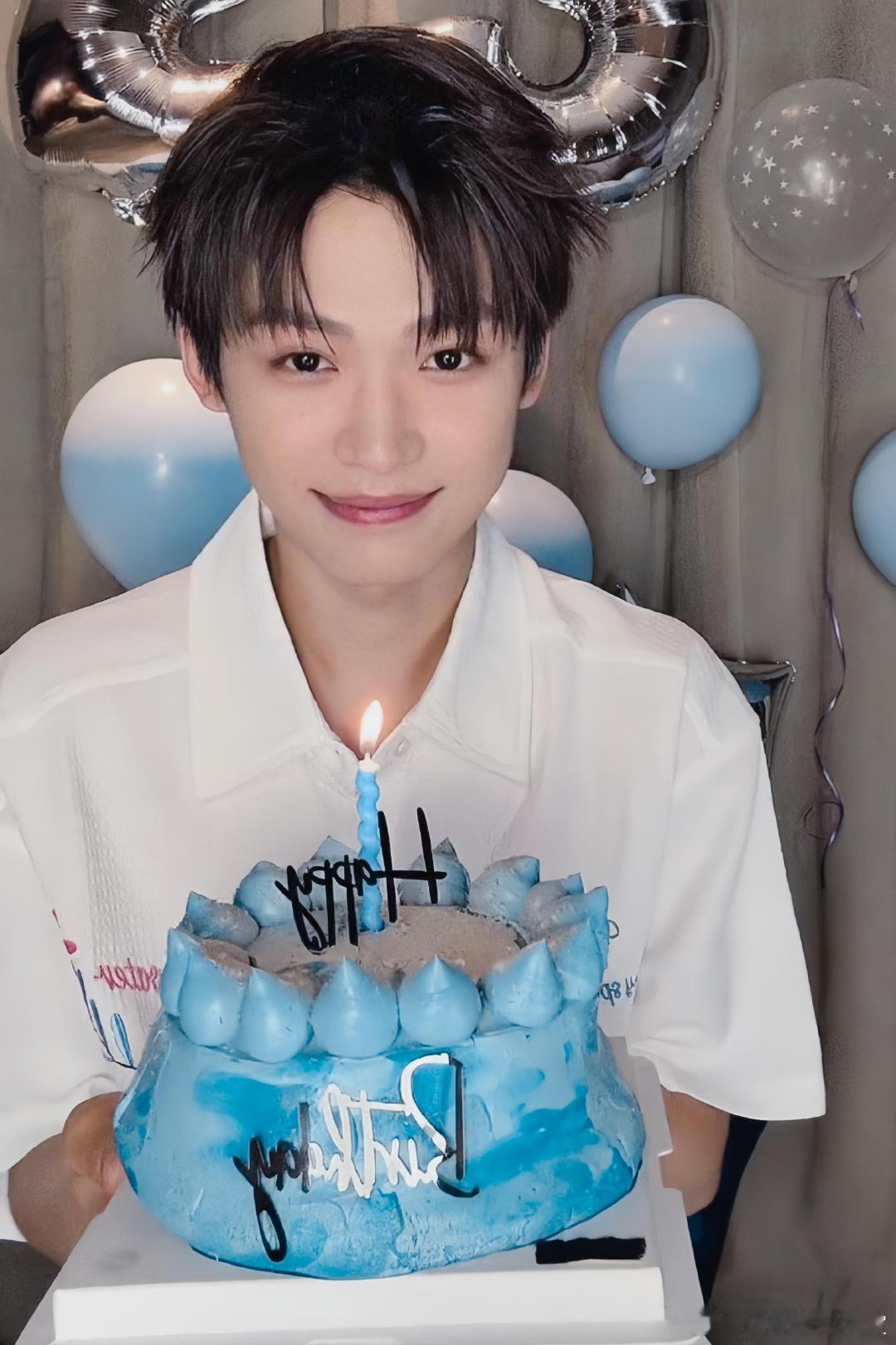 梓渝生日蛋糕几十块网友发现梓渝的生日蛋糕才几十块钱，这个小男孩一定会越来越好。梓