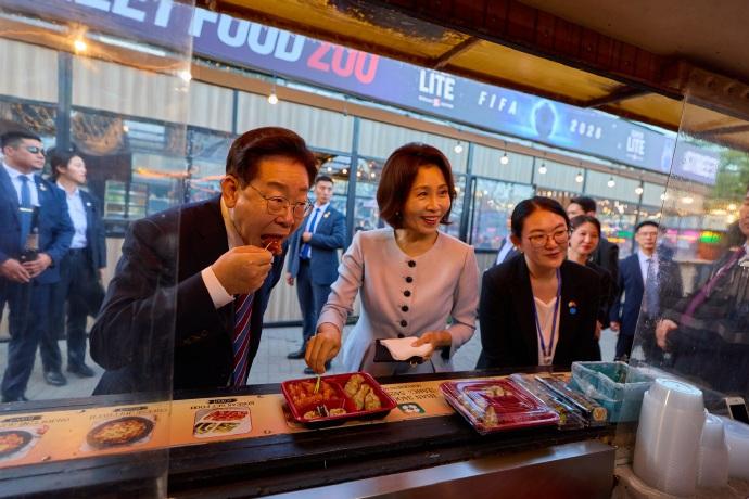 李在明携夫人在蒙古国逛街吃美食！7月9日，李在明夫妇结束土耳其北约峰会