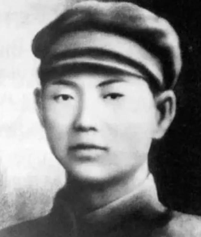 1942年，抗联军长许亨植倒在了战场上。日军搜查他的遗体时，意外发现一本笔记本。